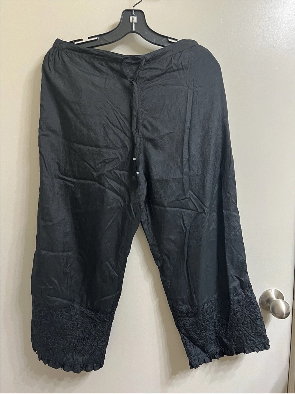 Black Women's Cropped Wide-Leg Pants with Lace Trim Nwot Sz S - Picture 3 of 12